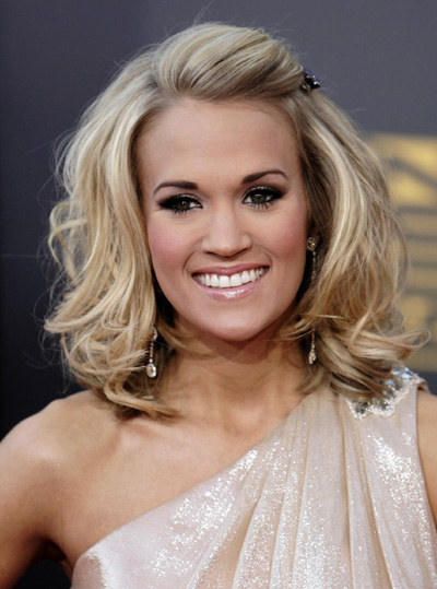 Carrie Underwood arrives at the 2009 American Music Awards