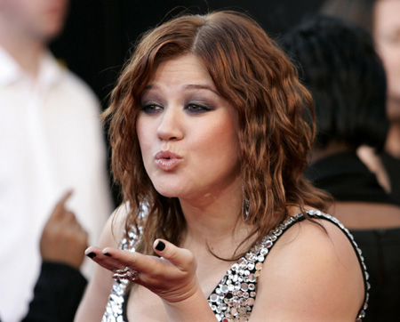 Kelly Clarkson arrives at the 2009 American Music Awards