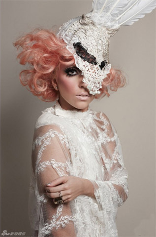 Lady Gaga Makeup Style. Lady Gaga goes for fresh style