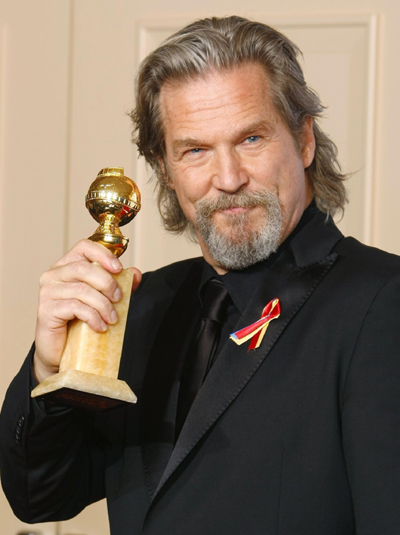Jeff Bridges poses with his award for Best Performance by an Actor in 