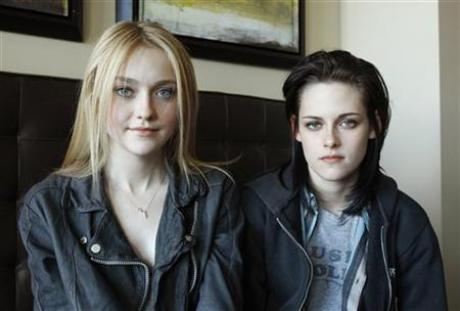 Stewart, Fanning rock movie fans in 