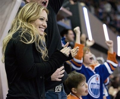 Hilary Duff engaged to NHL player
