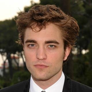 Pattinson 'relieved to not wear make-up'