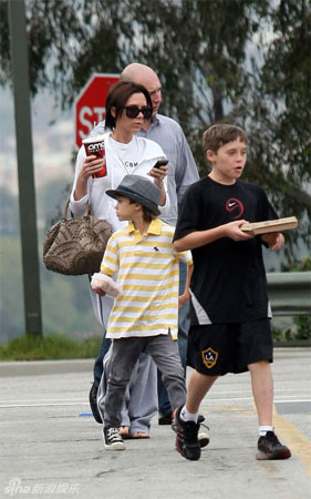 Victoria Beckham and family see Alice in Wonderland
