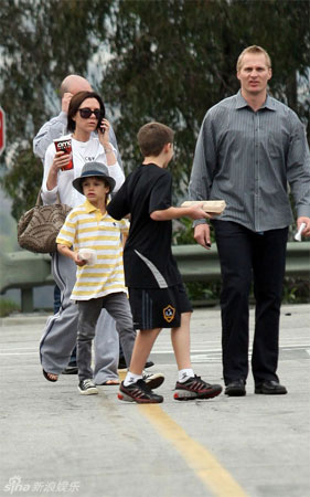 Victoria Beckham and family see Alice in Wonderland