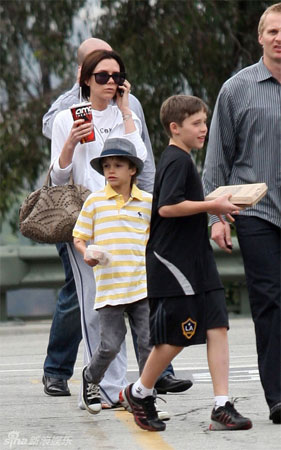 Victoria Beckham and family see Alice in Wonderland