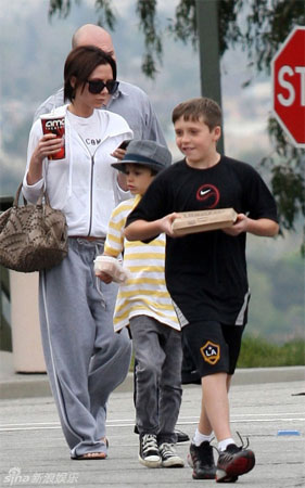 Victoria Beckham and family see Alice in Wonderland