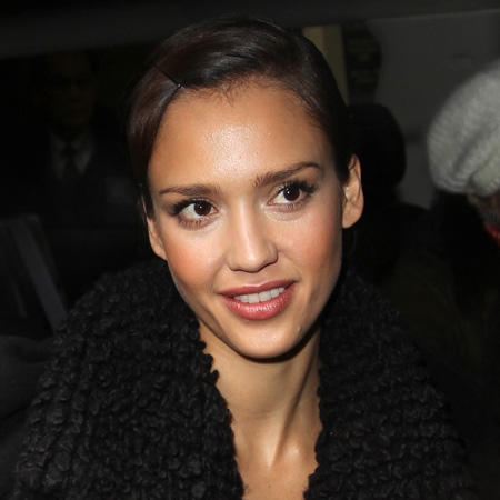 Jessica Alba copes with paparazzi