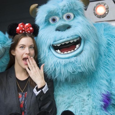 Liv Tyler's ritual award grooming
