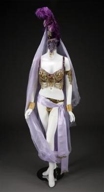 Anna Nicole items up for auction, Dannielynn benefits