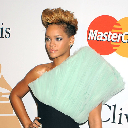 Rihanna treats tipsy entourage