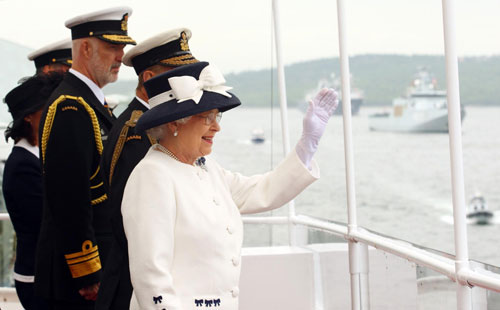 Photos:Queen Elizabeth II helps celebrate Canadian navy's 100th