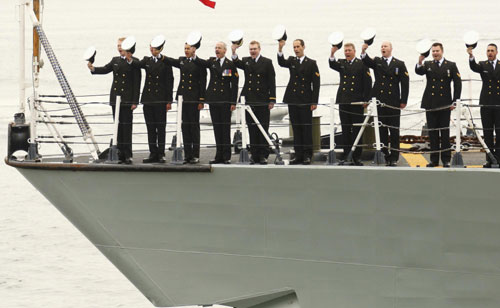 Photos:Queen Elizabeth II helps celebrate Canadian navy's 100th