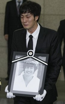 Mourners bid farewell to popular SKorean actor