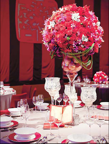 Table settings meet the personalized requirements of the wedding provided 