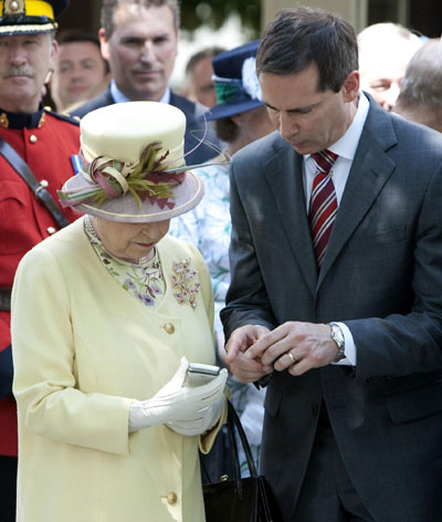 Queen Elizabeth gets a new BlackBerry