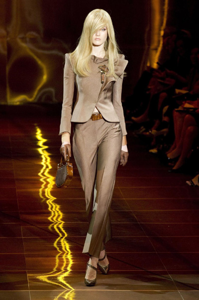 Giorgio Armani Prive Fall/Winter 2010-2011 Haute Couture fashion show