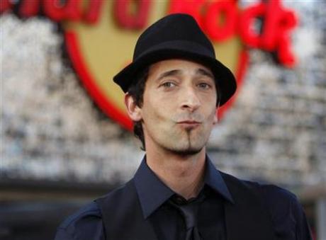 Adrien Brody flexes muscles in 'Predators'