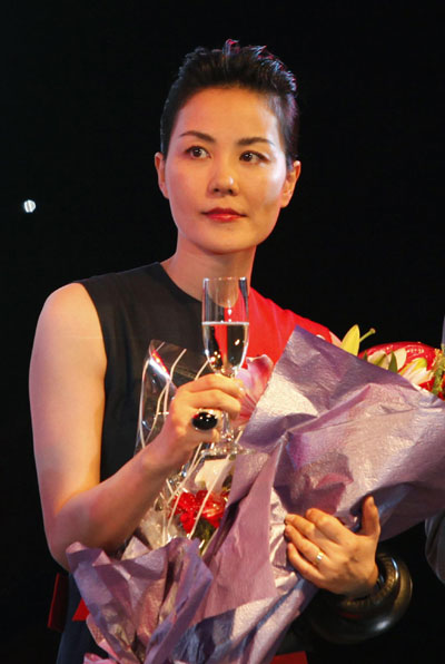 Faye Wong attends a news conference prior to her comeback concerts