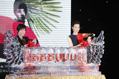 Faye Wong attends a news conference prior to her comeback concerts