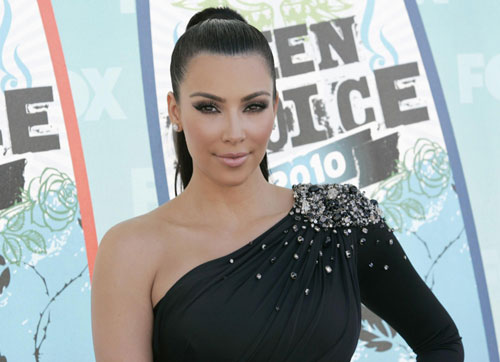 Kim Kardashian arrives at the Teen Choice 2010 Awards