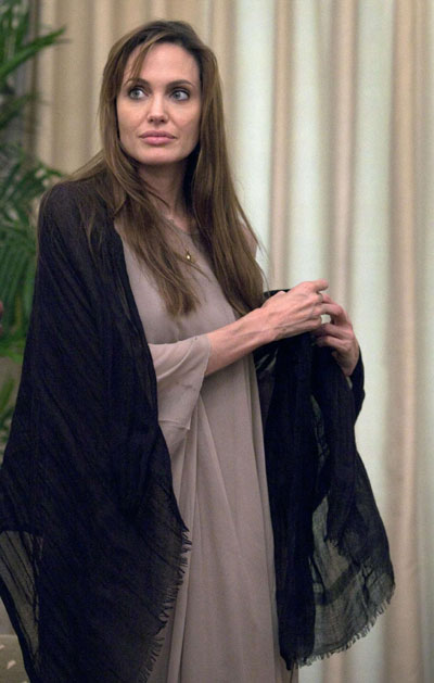 Angelina Jolie meets Pakistan's Prime Minister Yusuf Raza Gilani