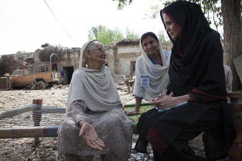 Angelina Jolie meets Pakistan's Prime Minister Yusuf Raza Gilani