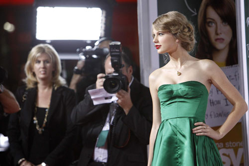 Taylor Swift poses at premiere of 'Easy A' at Grauman's Chinese theatre