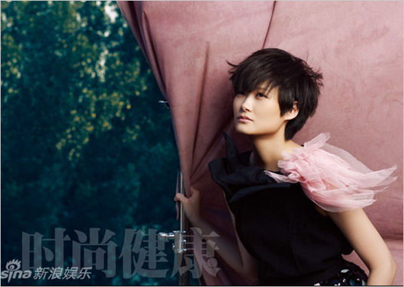 Li Yuchun supports 'Pink Ribbon' in photos