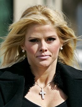 Judge dismisses some charges in Anna Nicole case