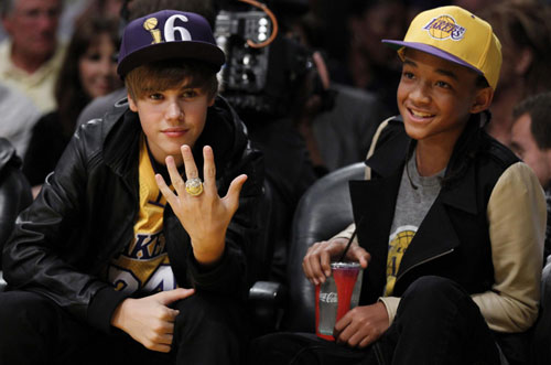 justin bieber and jaden smith lakers game. Justin Bieber watches NBA game