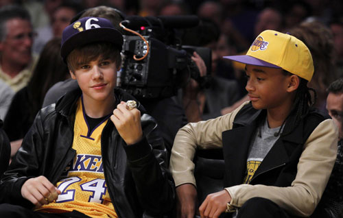 jaden smith and justin bieber lakers game. Justin Bieber watches NBA game
