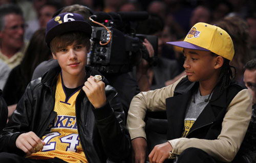 justin bieber water bottle game. justin bieber lakers game.