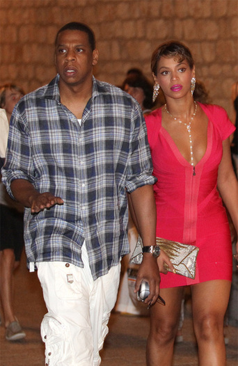 Jay-Z buys Beyonce designer handbags