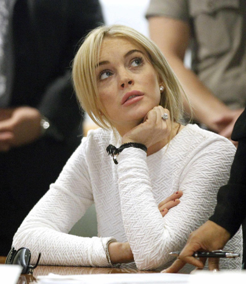 Lindsay Lohan too busy to return necklace