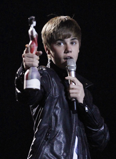 Justin Bieber brags about kissing Rihanna