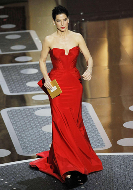 Sandra Bullock returns triumphant to Oscar stage