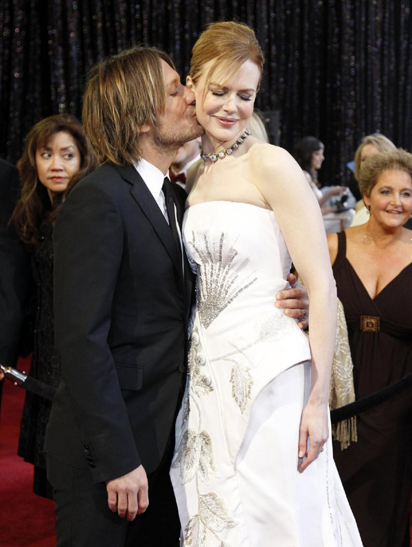 Nicole Kidman and her husband Keith Urban kisses at 83rd Academy Awards