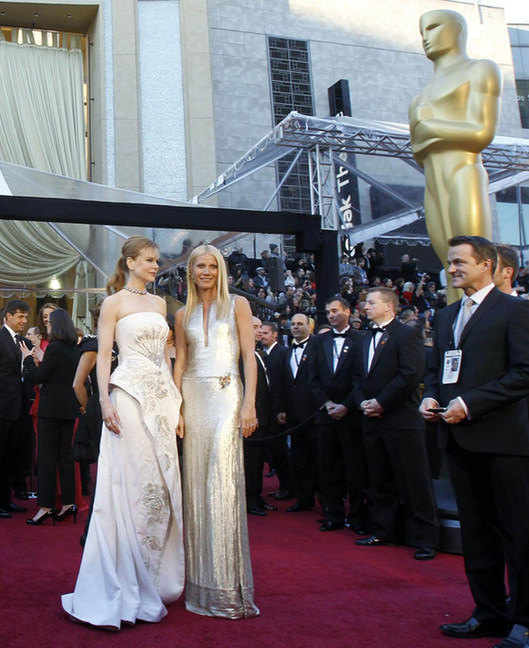 Nicole Kidman and her husband Keith Urban kisses at 83rd Academy Awards