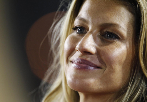 Gisele Bundchen dances during annual Carnival parade