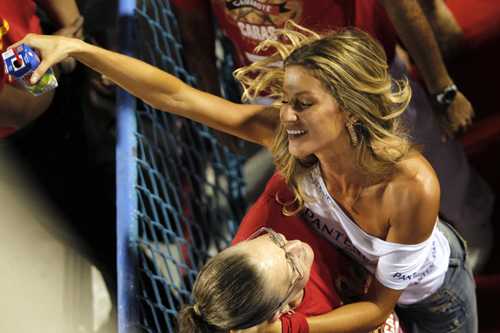 Gisele Bundchen dances during annual Carnival parade