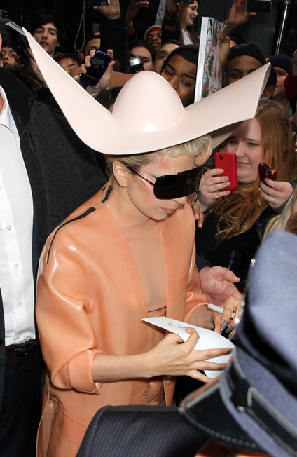 Lady Gaga raises 250k for Japan