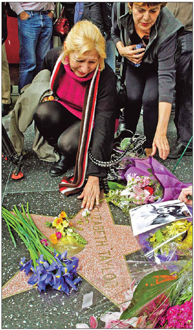 Liz Taylor buried in small ceremony at LA cemetery