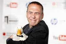 Aflac picks new duck voice to replace Gilbert Gottfried