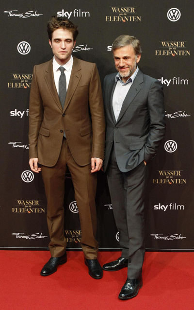 Robert Pattinson attends premiere of movie 