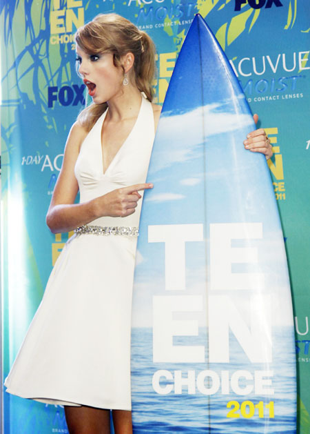 Taylor Swift, Selena Gomez win big at Teen Choice