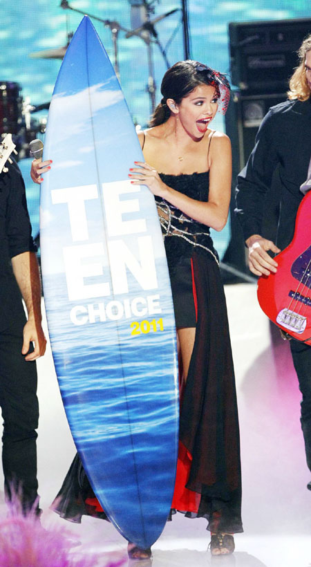 Taylor Swift, Selena Gomez win big at Teen Choice