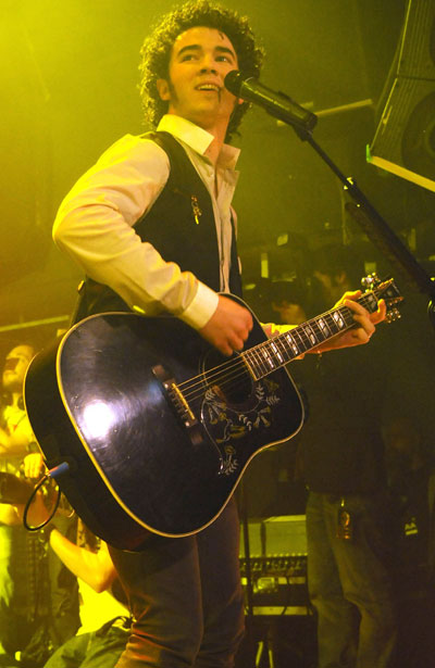 Kevin Jonas wants kids not dogs