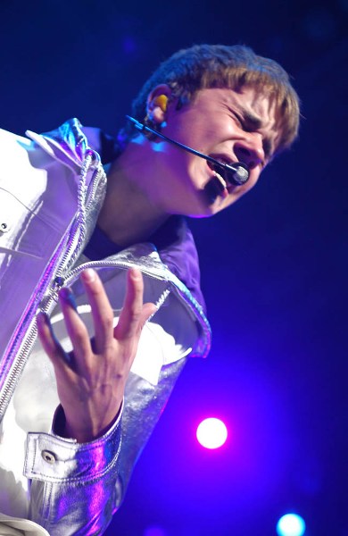 Justin Bieber joins Taylor Swift on stage