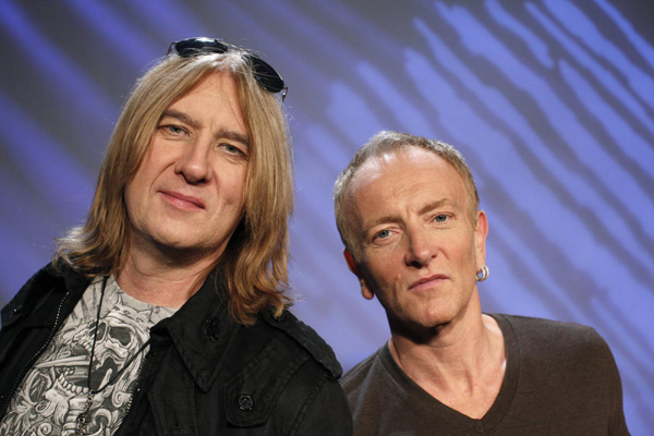 Def Leppard pours 'Mirrorball' of sugar on fans